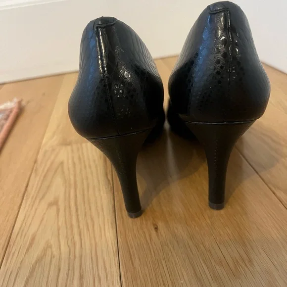 Rockport Black Leather Snake Heels - Picture 7 of 8